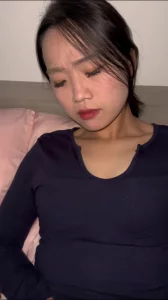 在孩子面前被扛肩无套猛插 高潮连连秒变听话小母狗